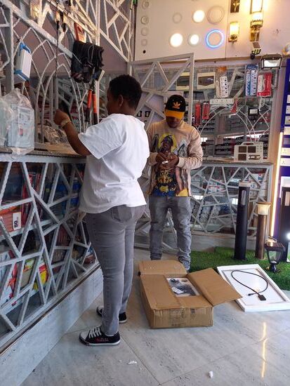 Hier kaufen wir eine Solar Außenlampe. Die soll im Bereich vom Eingangstor angebracht werden. Bisher ist dort keinerlei Beleuchtung vorhanden.