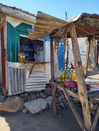 Die Stände sind oft nur Bretter- Blech Buden.