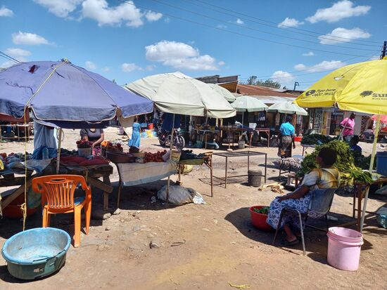 Es ist wieder mega heiß. Da sucht jeder den Schatten unter einen der Schirme.