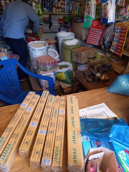 Ich kaufe alles in einem kleinen Shop von Ilboru. Der Verkäufer freut sich. So viel verkauft er nicht sehr oft auf einmal.