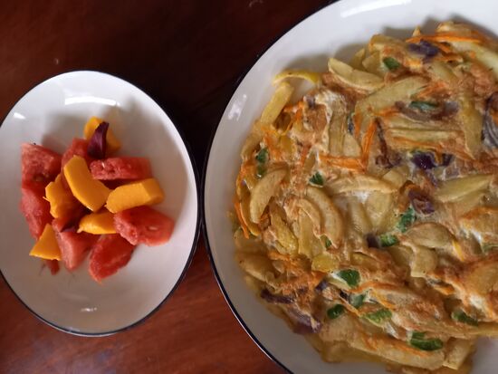 Happy, die Frau von Peter hat uns Chips Mayai und Obst bereitet. Sehr lecker!