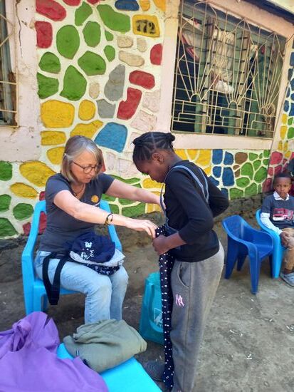 Ich verteile die Kleidung und mein kleines Geschenk an die Eltern. Das alles wird durch unseren Verein finanziert bzw. bekommen wir die Kleidung stets gespendet. Hier lösst das alles viel Freude aus.