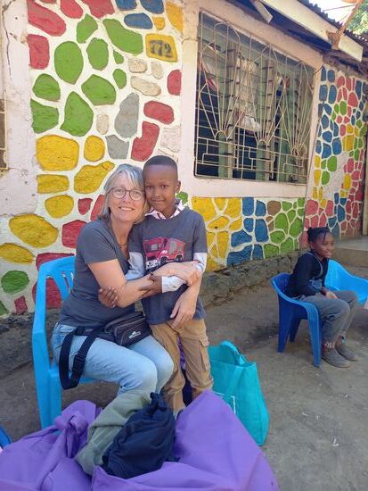 Eamon und seine ältere Schwester leben bei ihrer Mutter. Der Vater ist auf und davon. Das ist keine Seltenheit in Tansania.