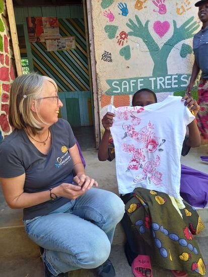 Dieses Massai Mädchen lebt auch bei Tina. Ich kenne sie bereits seit zwei Jahren. Ihre Freude ist ganz besonders groß, als sie zwei T-Shirts und eine Leggins erhält.