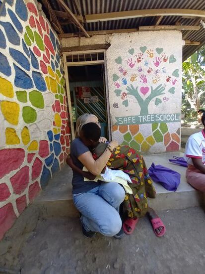 Sie bedankt sich mit einer herzlichen Umarmung.