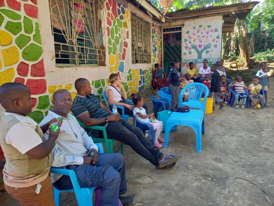 Wir sitzen in lockerer Runde zusammen.