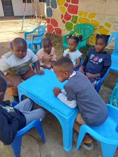 Die Kinder bestaunen die neuen T-Shirts