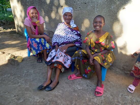 Auch die Mutter von Tina erinnert sich an mich und freut sich mich wiederzusehen. Die Menschen sind hier so genügsam.