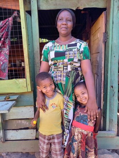 Madam Tina mit zwei ihrer Schützlinge. Sie ist eine so unglaublich warmherzige Frau.