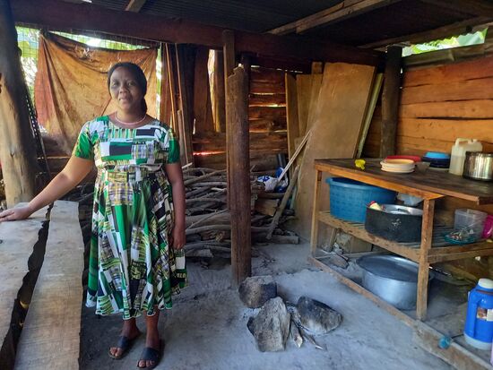 In der Küche frage ich Tina wie es mit ihren Lebensmittel Vorräten aussieht und drücke ihr 100.000TzS in die Hand. Diese Frau hat jede Unterstützung verdient. Wer bei uns im reichen Deutschland würde einfach so vier Kinder bei sich aufnehmen, ohne dafür jegliche Unterstützung zu erhalten?