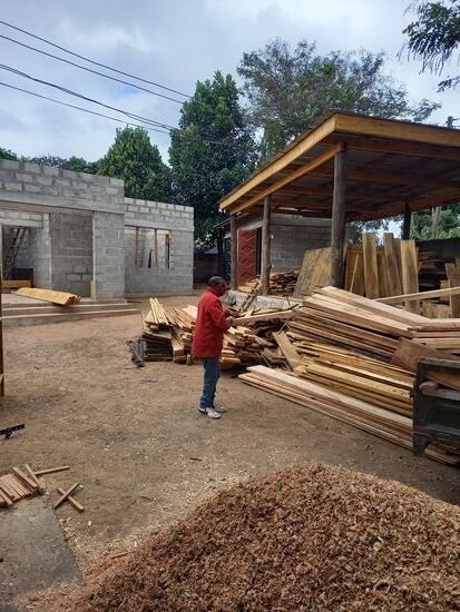 Der Tischler baut gerade ein Ausstellungsgebäude.