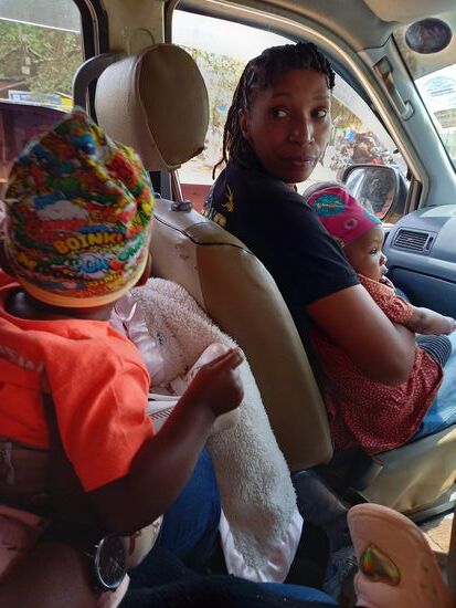 Vorn sitzt Rose mit zwei Kleinen auf dem Schoß. Anschnallpflicht und Kindersitze ....
Darüber denkt hier kaum jemand nach.