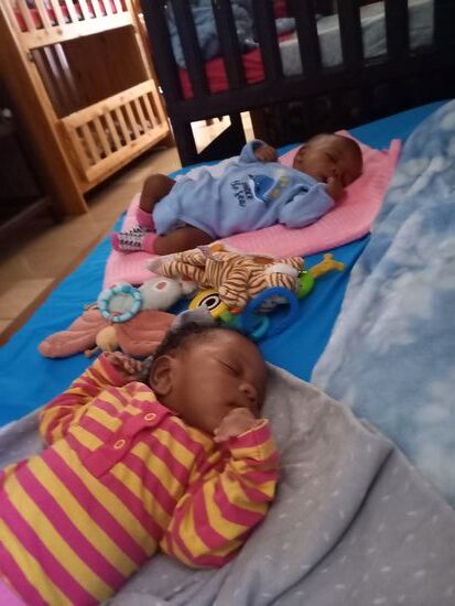 Wieder im Baby Haus  - auch die Babys leiden unter der Hitze.