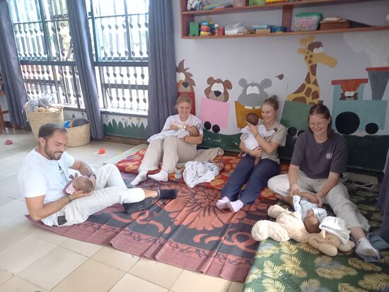 Nachmittags kommen Besucher, um ein wenig Zeit mit den Kindern zu verbringen. So lerne ich wieder ein paar neue Leute kennen  