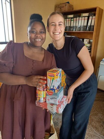 Antonia hat der Schule Schreibutensilien gespendet  