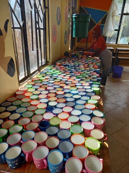 Im Essraum standen schon die Tassen bereit für die Porridge Ausgabe.