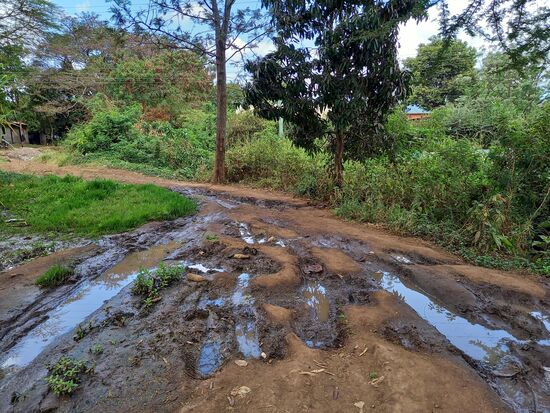 Das ist auch ein Teil von diesem Land - matschige Wege und Schlaglöcher.