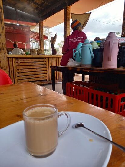 Nachdem ich die SIM Karte gekauft habe, genieße ich eine Tasse Chai inmitten von Einheimischen 