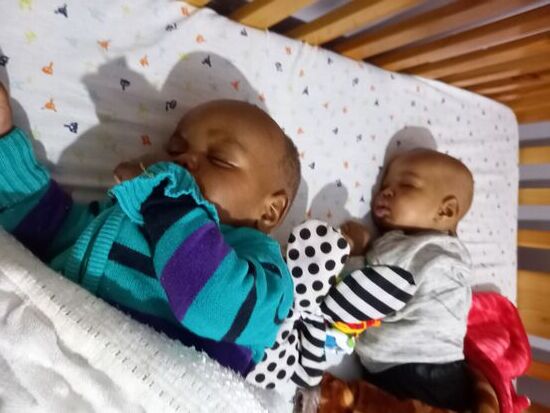 Dann mache ich einen Rundgang. Im Baby Zimmer sind inzwischen zehn kleine Seelen Zuhause. Außerdem gibt es acht weitere Kinder, die bereits krabbeln bzw. laufen können.