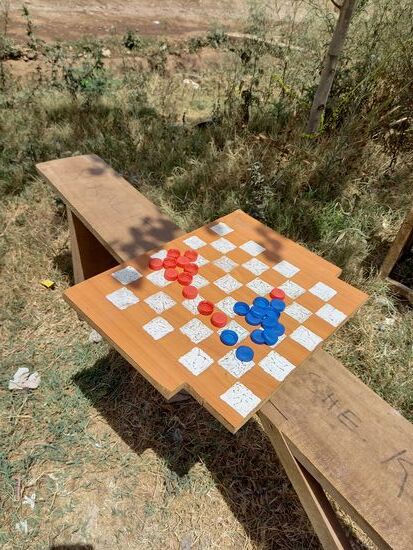 Getränkeverschlusskappen als Spiel "Steine"