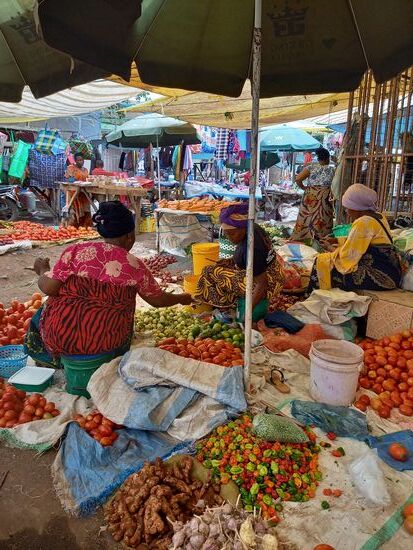 Wir gehen über den Markt von Usa River und arbeiten die Liste ab. Das bunte Treiben der Märkte fasziniert mich immer wieder aufs Neue  