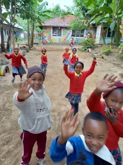 Ich wurde mit offenen Armen und leuchtenden Augen empfangen.  Dann wurde getanzt und gesungen. Ein schöner Start in den Tag!