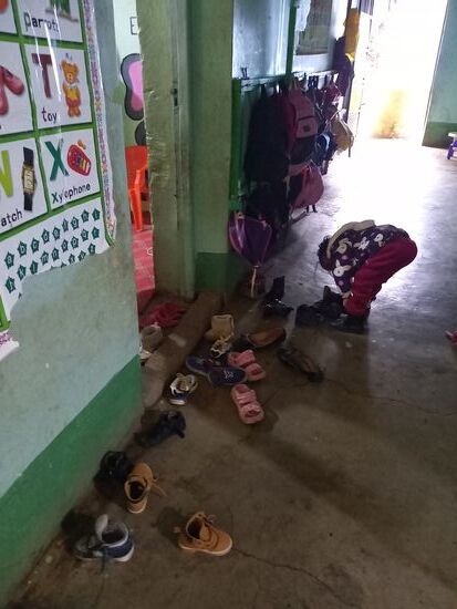 Erst werden die Schuhe ausgezogen, ehe es in den Klassenraum geht.