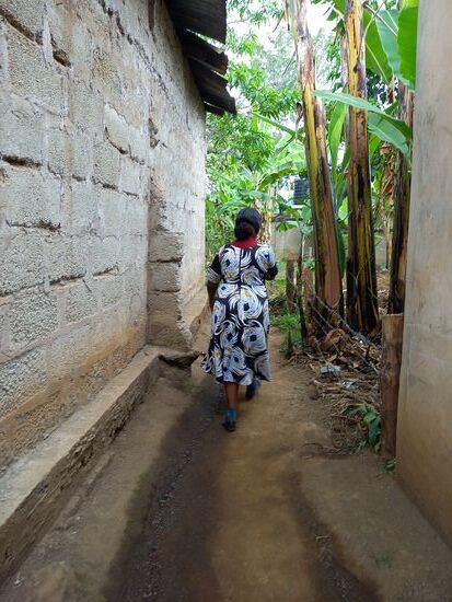 Ich mache mich mit Tina auf den Weg um Obst für die Kinder zu kaufen.