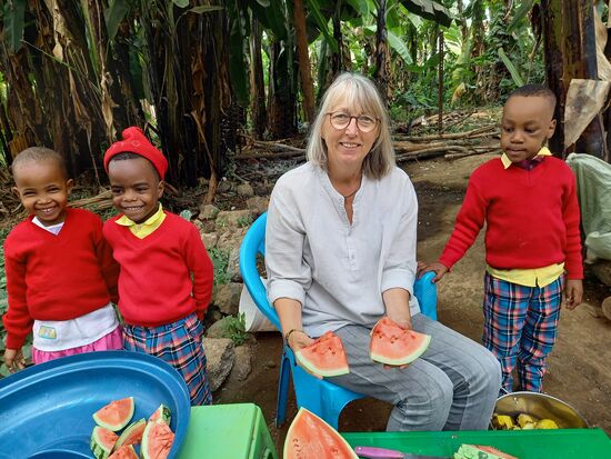 Kaum zurück im Day Care teile ich die Früchte in Stücke und werde dabei von erwartungsvollen Augen beobachtet.