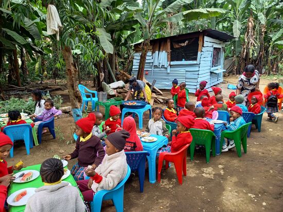 Gegessen wird draußen. Was für ein schöner Anblick. So viele glückliche Kinderaugen.