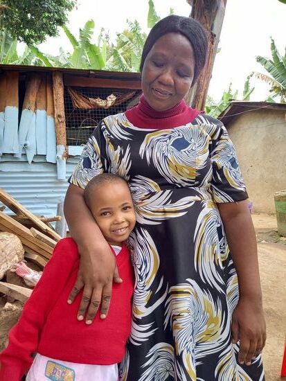 Tina und ihr Schützling Deborah. Das Mädchen kommt im Januar zur Schule. Wir würden uns freuen,  wenn jemand eine Schulpatenschaft für sie übernimmt.