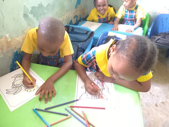 In der letzten Stunde wird gemalt. Die Kinder haben eine riesen Freude an meinem mitgebrachten Malbuch.