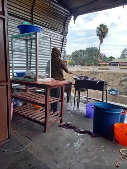 Ehe ich mich von Tina verabschiede, gehen wir noch chipsmayai essen.