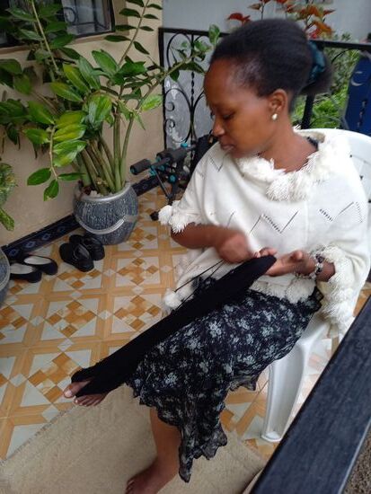 Witness lässt sich heute neu frisieren. Dazu wird zunächst Wolle auf Länge geschnitten.