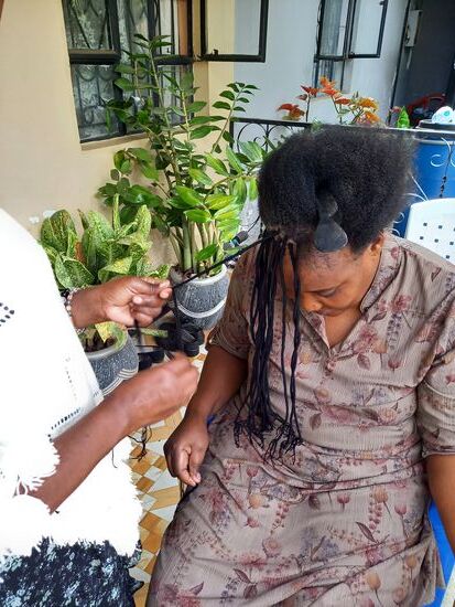 Dann werden Wollfäden an das eigene Haar befestigt und schließlich zu einer Kordel verdreht. Die ganze Prozedur dauert ca. 6 Stunden. Dafür hält die Frisur dann ca. 2 Monate.