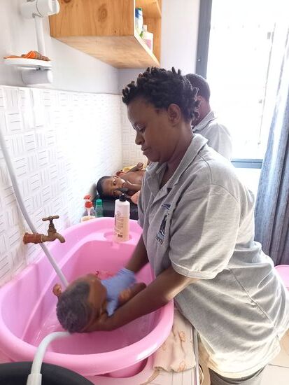 Eines nach dem anderen wird gebadet und gewickelt.