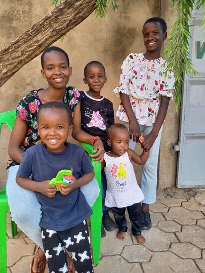 Es ist so schön, das sich die älteren Geschwister um die jüngeren kümmern und sie besuchen.