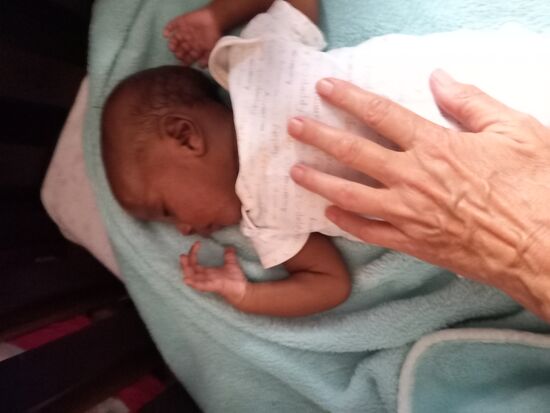 Ehe ich das Baby Haus für heute verlasse, verteile ich noch ein paar Streicheleinheiten.