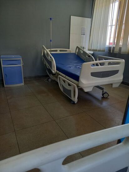 Auch das Krankenzimmer ist erstaunlich gut eingerichtet.