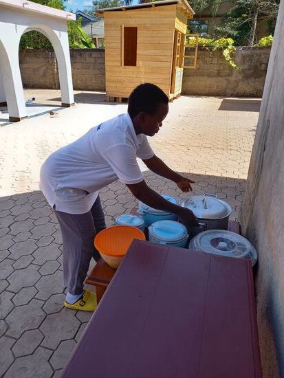 Das Buffet wird errichtet.