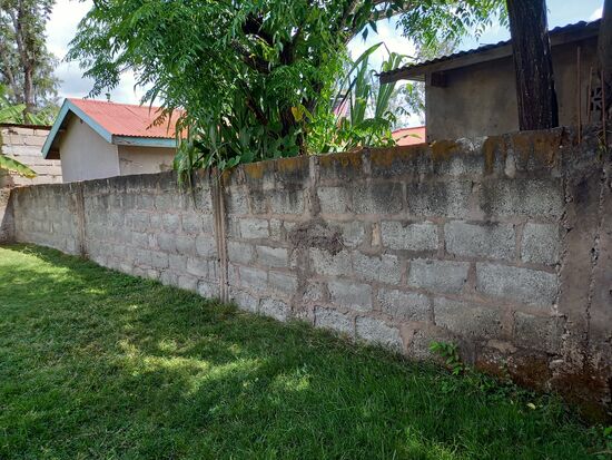 Hier muss die Mauer um zwei Steinreihen erhöht werden.