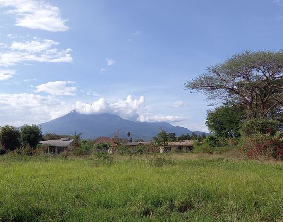 Der Mount Meru, zu dessen Füßen die Orte Usa River und Leganga liegen. Ich liebe diesen Anblick.