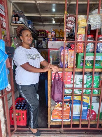 Ich schaue an meinen letzten Tagen nun auch noch mal bei Franziska am Shop vorbei um mich mit einer Umarmung zu verabschieden. Kwaheri  - auf wiedersehen.