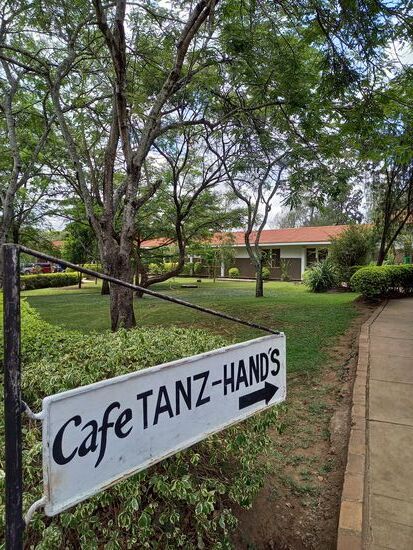 Das Cafe gehört zu einem Reha Zentrum am Dorfrand von Leganga.