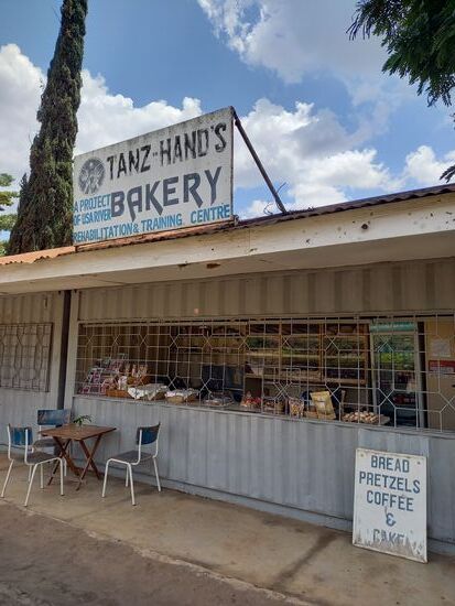Im Eingangsbereich vom Reha Zentrum gibt es einen deutschen Bäcker. Die angebotene Ware kommt geschmacklich sehr nah an die in Deutschland angebotenen Produkte heran.