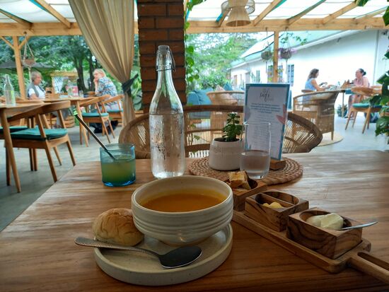 Ehe ich ins Baby Haus gehe, genieße ich ein Mittagessen im Safi Cafe.