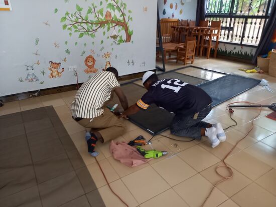 Heute sind noch ein paar "fundi`s" - Handwerker da, um die Moskito Netze zu reparieren. Damit ist nun auch der letzte Punkt meiner To Do Liste abgearbeitet. Aber es stehen auch schon wieder neue notwendige Dinge an.