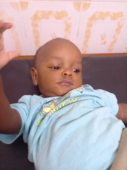 Ich drehe eine Runde, um mich bei den Kleinen zu verabschieden. Das ist Gift, er ist als erstes Baby in unsere Einrichtung gekommen.