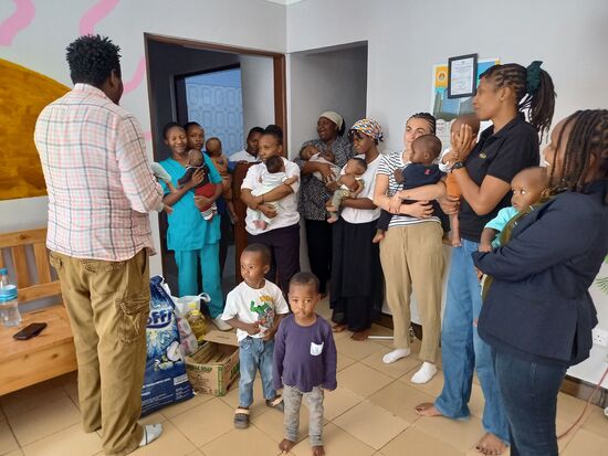 Der Arzt hatte sofort große Aufmerksamkeit.