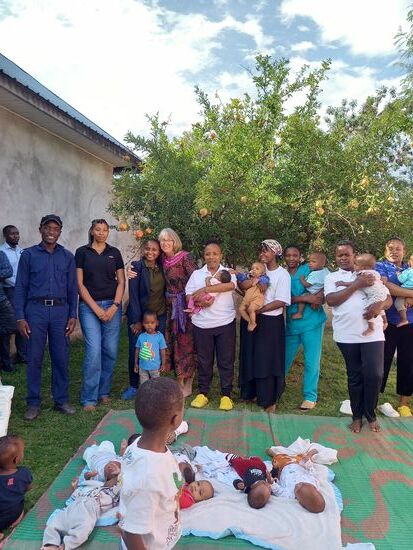 Wir singen zusammen und ich verabschiede mich bei allen mit einer Umarmung. Ich verspreche mich weiter für das Baby Haus einzusetzen und spreche ihnen Mut zu. Gemeinsam kann man viel erreichen, davon bin ich zutiefst überzeugt!